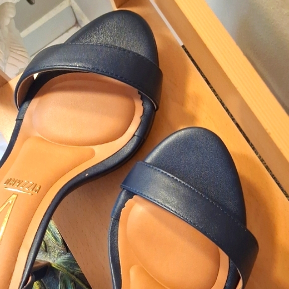 VIZZANO Womens High Heel Half Paw Sandal. Navy. Size 10. Execllent Cond!! - Picture 12 of 15